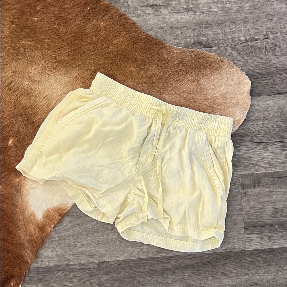 Splendid Soft Yellow Elastic Shorts